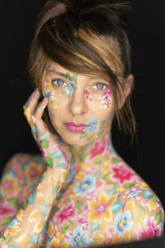 Bodypainting floral visage et corps