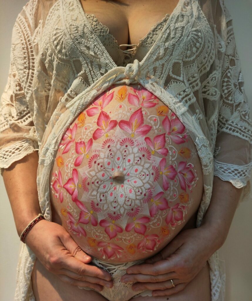 Maquillage prénatal mandala rose et blanc